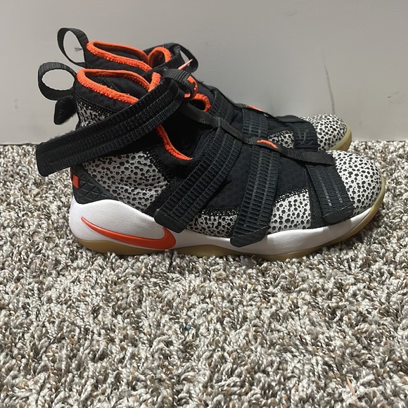 Lebron Soilder 11 SFG GS “safari” 6y - Picture 4 of 6